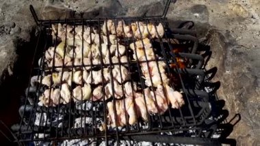 Barbeküler ızgarada kızarır.