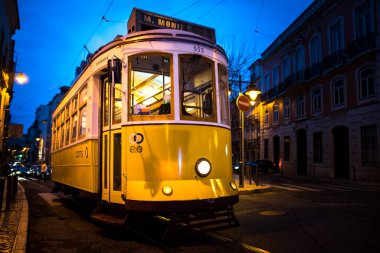 27 Şubat 2017. Lizbon, Portekiz. Lizbon, Portekiz şehir merkezinde tarihi tramvay 28. Lizbon 'un Klasik Tramvayı