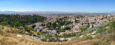 Granada, İspanya 'dan Granada' nın panoramik manzarası. Alhambra sarayıyla