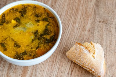 Bir kase çorba ve bir dilim ekmek. Görüntüyü yaklaştır. Boşluğu kopyala.