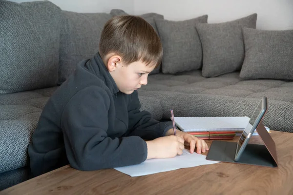 Evde uzaktan öğrenme çevrimiçi eğitim. Tek başına eğitim