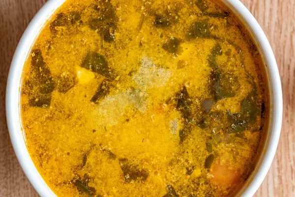 Eine Schüssel Suppe Kartoffelsuppe Spinat Karotten Fleisch Nahaufnahme — Stockfoto