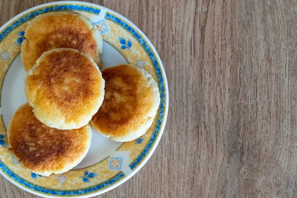 手工制作的奶酪煎饼 自制的传统奶酪煎饼 盘子里的奶酪煎饼 — 图库照片