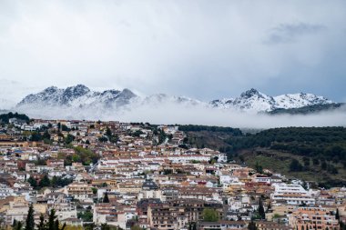 Karlı dağlardaki bir şehrin üzerinde kar bulutları. Güzel Kış Manzarası Karlı Dağ Üzerinde.