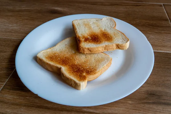 Scheiben Weißbrot Auf Weißem Teller Kochen Sie Ein Leckeres Frühstück — Stockfoto