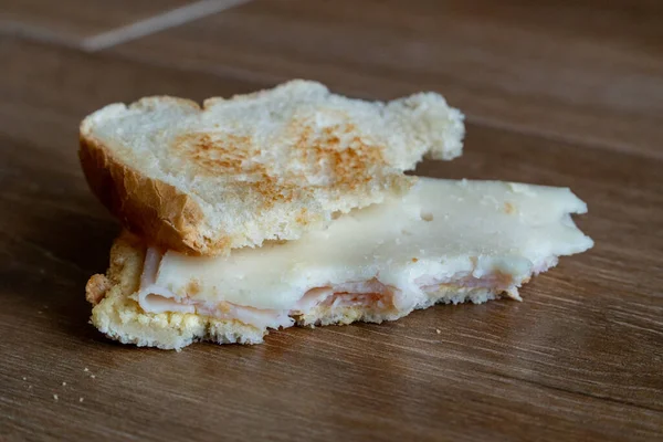 Pane Gettato Terra Gettato Nel Cibo Della Spazzatura Mezzo Panino — Foto Stock