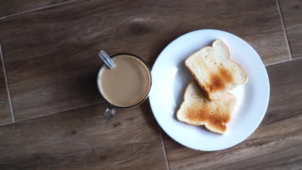 Una Taza Café Con Leche Dos Rebanadas Pan Sándwich Tostado — Vídeo de stock