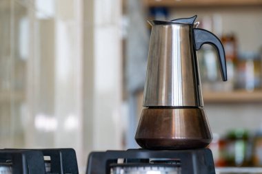 İtalyan espresso kahve makinesi ya da gaz ocağında Moka demliği. Mutfakta metal kahve makinesi.