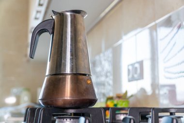 İtalyan espresso kahve makinesi ya da gaz ocağında Moka demliği. Ocakta kahve makinesi var. Mutfakta metal kahve makinesi.