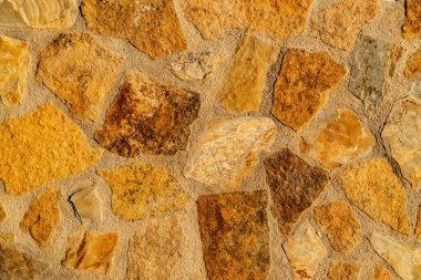 Taş duvarlar mavi tonlarda bir doku gibi. Turuncu taşlar