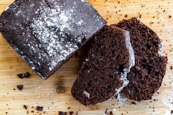 Chokladtårta Styckad Ett Träbord Hemlagad Chokladsöt Dessert Recept Hembakat Bakverk — Stockfoto