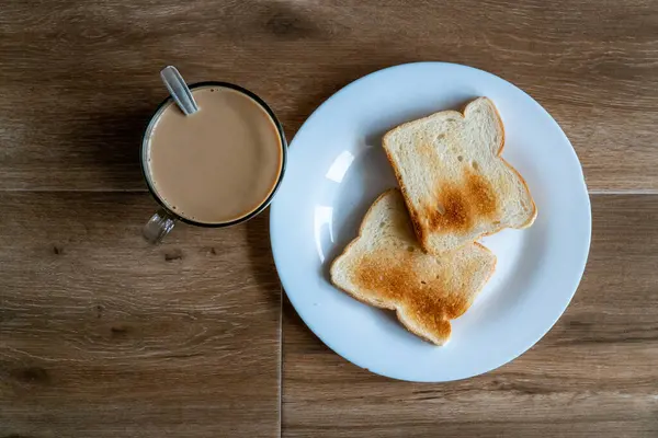 Sütlü Bir Fincan Kahve Beyaz Tabakta Iki Dilim Kızarmış Sandviç — Stok fotoğraf