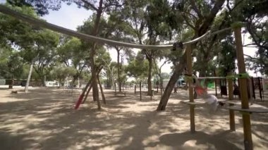 Guardamar del Segura, Costa Blanca, İspanya - 30 Temmuz 2019: Reina Sofia Parkı. Bungee üzerinde bir çocuk