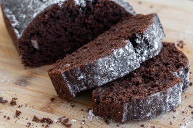 Tahta bir masada ev yapımı çikolatalı pasta dilimlenmiş. Evde çikolatalı tatlı pişir. Ev yapımı hamur işi tarifi.
