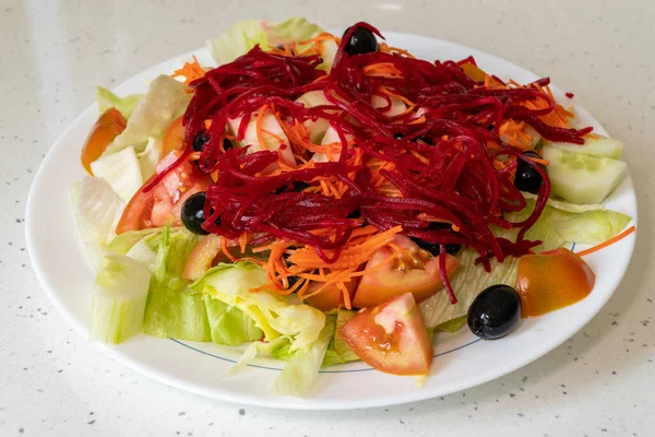 Salada Legumes Frescos Isolada Placa Branca Mesa — Fotografia de Stock