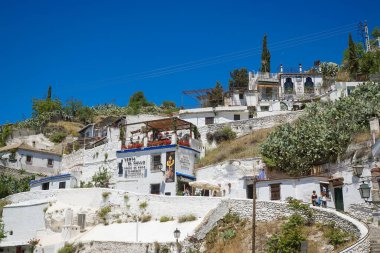 10 Nisan 2020, Granada, İspanya. Sacromonte ve Albaicin manzarası, Granada 'nın eski Müslüman mahallesi. Granada 'nın beyaz evleri.