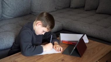 Uzaktan öğrenme çevrimiçi eğitim. Evde eğitim ve öğrenim gören çocuk.