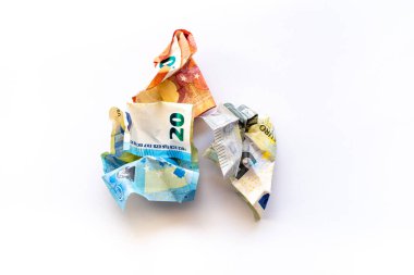 Beyaz arka planda buruşuk euro parası. Beş para etmez. Buruşuk banknotlar. Para çöpte. Enflasyon döneminde para.