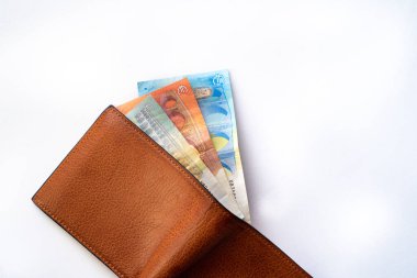 Açık bir cüzdanda Avrupa banknotları. Beyaz arka planda parası olan cüzdan..