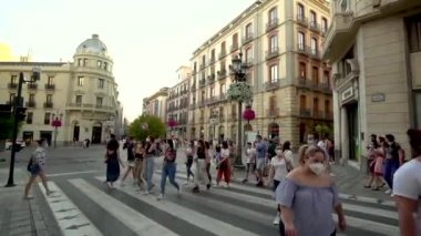 24 Mayıs 2020 Granada, İspanya. Karantina sonrası tıbbi maskeli insanlar. İspanya OHAL 'den çıkıyor..