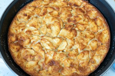 Lezzetli, evde tavada pişirilmiş elmalı turta. Ev yapımı Pişirme Tarifi