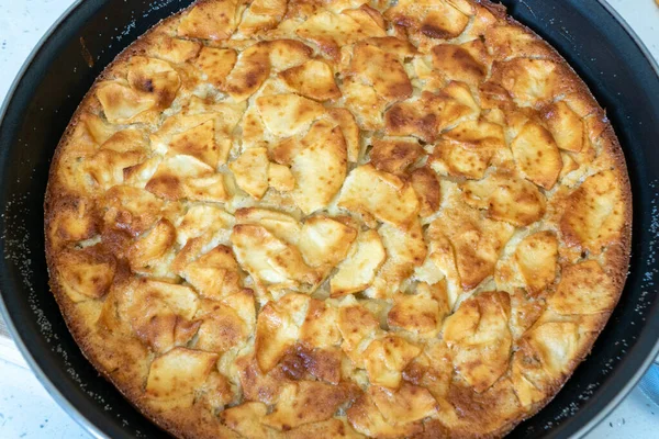 Lezzetli, evde tavada pişirilmiş elmalı turta. Ev yapımı Pişirme Tarifi