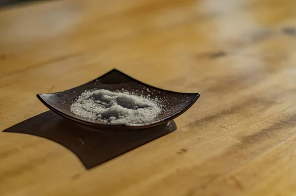 На столі стоїть тарілка солі . — стокове фото