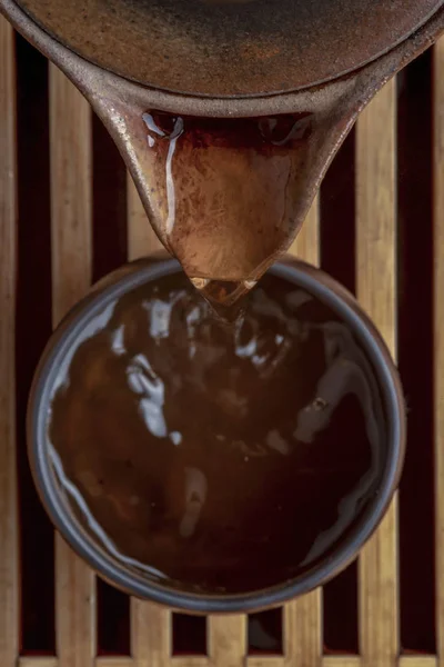 Thé asiatique servi sur une table de bambou. Verser le thé. Vue de dessus. — Photo