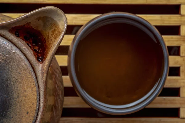 Asiatischer Tee auf einem Bambustisch. Blick von oben. — Stockfoto