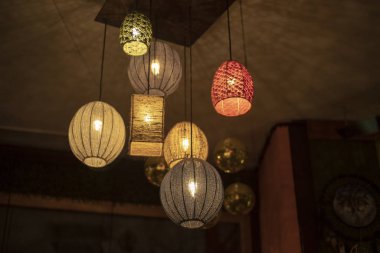 Tavanda farklı şekillerde lambalar var..