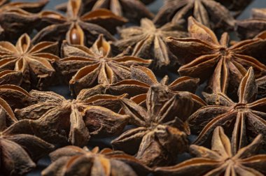 Kahverengi yıldız Anise masaya dağıldı.