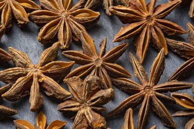 Kahverengi yıldız Anise masaya dağıldı.