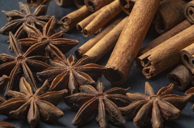Kahverengi yıldızlı anason ve tarçın