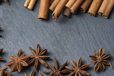 Kahverengi yıldızlı anason ve tarçın