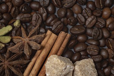 Kahve ve kamış şekeri anason, tarçın ve kamış şekeri içeren bir taş zemin üzerinde kompozisyonu.