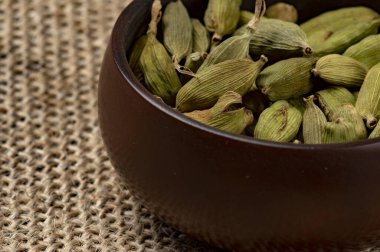 Tuvalin arka planında seramik bir bardakta kakule.