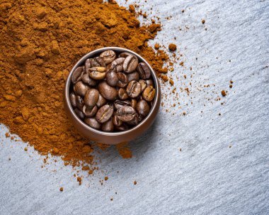 Kahve çekirdeklerini taş tezgahında kızarttım. Gevşek kahve. Koyu arkaplan.