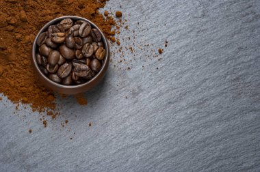 Kahve çekirdeklerini taş tezgahında kızarttım. Gevşek kahve. Koyu arkaplan.