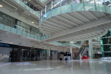 RUSSIA, MOSCOW - 28 Mart 2020: Coronovirüs nedeniyle boş, Aviapark alışveriş merkezi izin gününde.