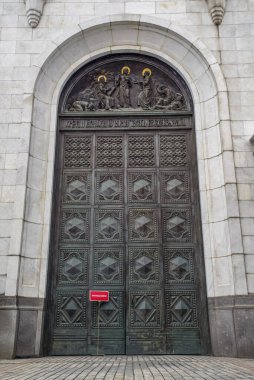 Moskova, Rusya, 5 Nisan 2020. Coronavirus Karantina, Covid-19, Moskova 'da. Kurtarıcı İsa 'nın Katedrali' nin kapalı kapısı..