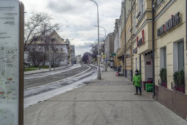 Moskova, Rusya, 5 Nisan 2020. Coronavirus Karantina, Covid-19 Moskova 'da. Kurye Teslimat Kulübü emir bekliyor..
