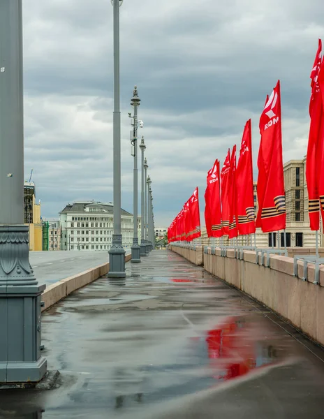 Russland, Moskau - 7. Mai 2020: Moskauer Brücke für den Tag des Sieges am 9. Mai geschmückt. — Stockfoto