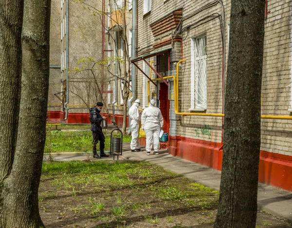 Россия, Москва - 28 апреля 2020 года: врачи и полиция пришли к пациенту с инфекционным короновирусом . — стоковое фото
