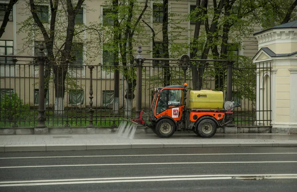 Россия, Москва - 7 мая 2020 г.: Машины для орошения тротуаров . — стоковое фото