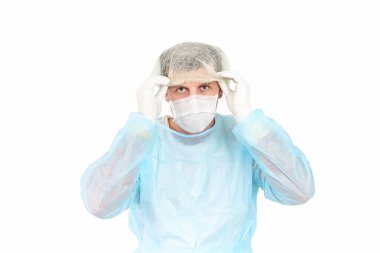 Maskeli ve koruyucu ekipman üniformalı bir doktor portresi. beyaz arkaplanda izole
