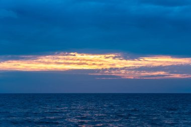 Deniz üzerinde güzel turuncu gün batımı.
