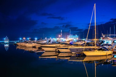 Yaz gecesinde limanda gemiler. Karadeniz, Soçi, Avrupa