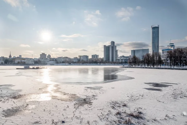 Şehir merkezinde donmuş bir gölet..