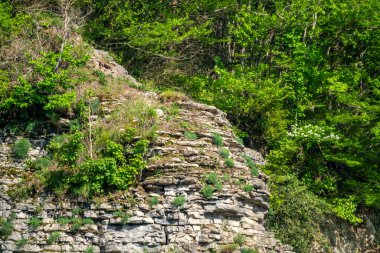 Katmanlı taşın kayası güneş tarafından aydınlatılır..