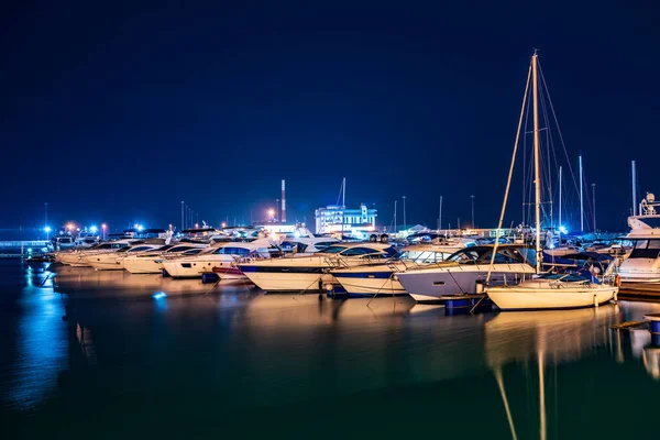 Naves en el puerto en la noche de verano. Mar Negro, Sochi, Europa — Foto de Stock